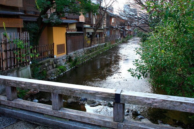 1 Hour Geisha Show in Kyoto - What Happens During the Evening: Two Dances, Q&A, Photos, and a Game