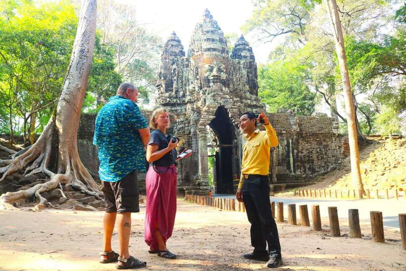 Angkor Wat: Highlights and Sunrise Guided Tour - Srah Srang and the breakfast break you can actually enjoy