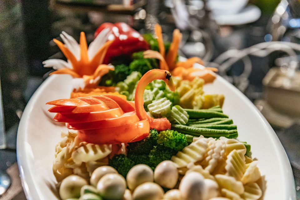 Bangkok: Alangka Luxury Buffet Dinner Cruise With Live Music - Live Music and Thai Dance: A Show That Fits the Meal