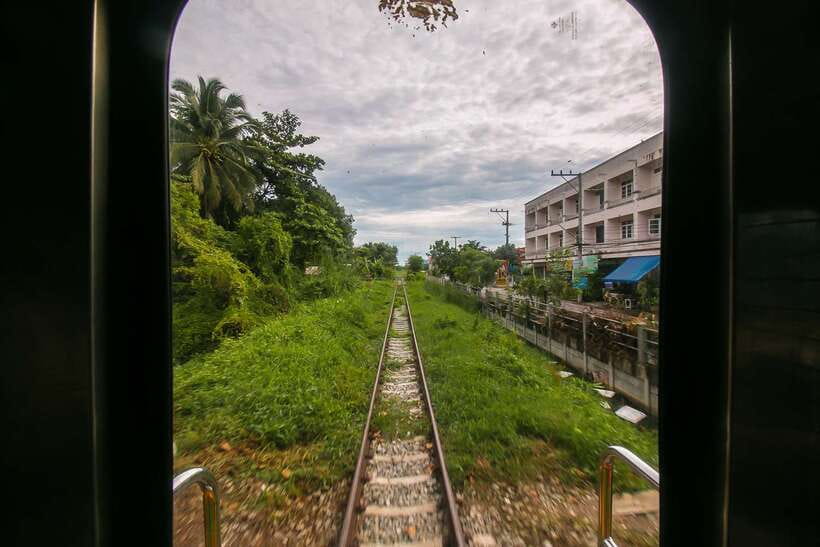 Bangkok: Damnoen Saduak Market and Maeklong Railway Market - Maeklong Railway Market: the Umbrella Pulldown scene is the main show