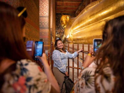 Bangkok: Evening Tour with Wat Arun, Wat Pho & Tuk Tuk Ride - Getting oriented: Tha Tian Pier and the first walk