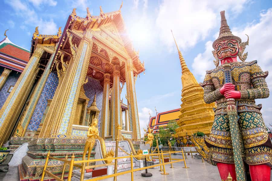 Bangkok: Grand Palace, Wat Pho, and Wat Arun Private Tour - The private guide advantage in a 5-hour window