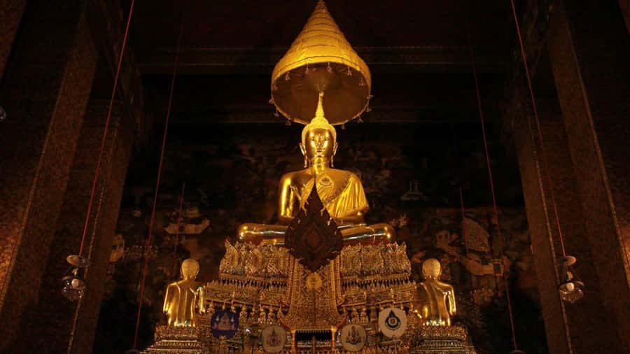 Bangkok: Grand Palace & Wat Pho Half-Day Private Tour - Wat Pho’s 151-foot Reclining Buddha: the detail is the whole point