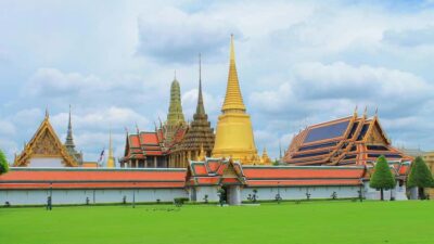 Bangkok: Grand Palace & Wat Pho Half-Day Private Tour - Grand Palace: Emerald Buddha, Ramayana wall art, and royal power you can see