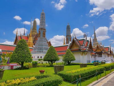 Bangkok: Grand Palace, Wat Pho, Wat Arun Sacred & Local Tour - Wat Phra Kaew and the Grand Palace: Where Rules Meet Royal Art