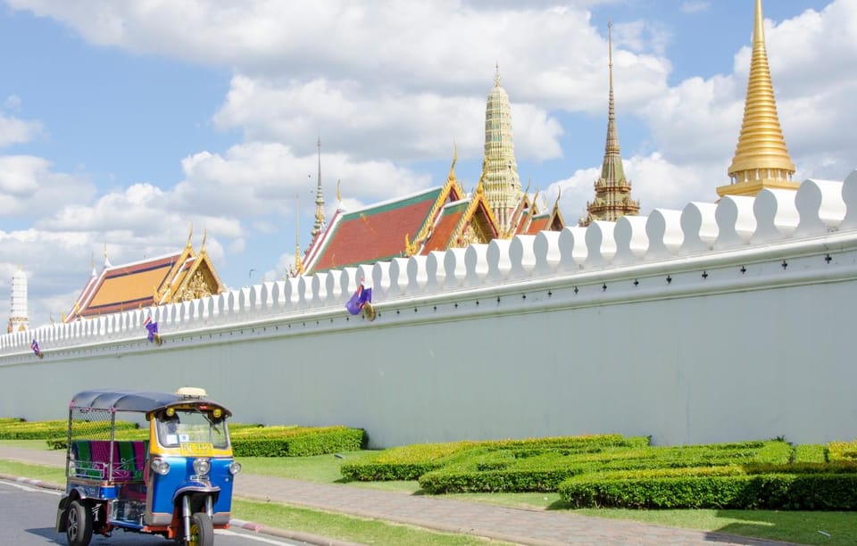 Bangkok: Guided Tour in a Typical Thai Tuk-Tuk - Grand Palace area stop: what you get without entering