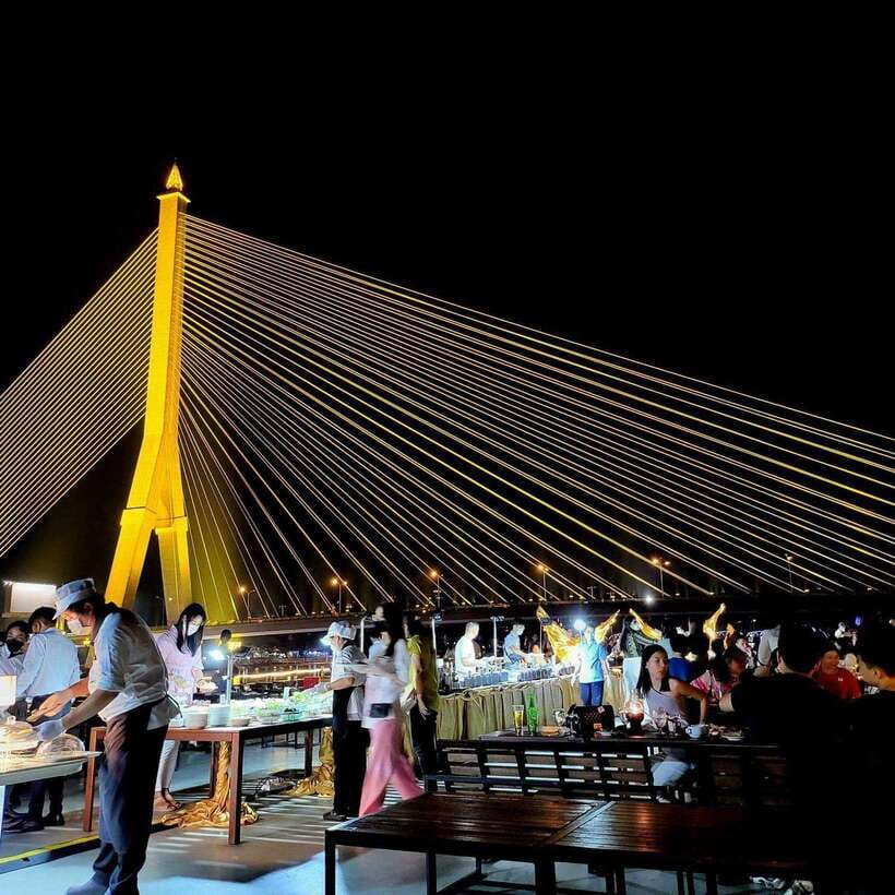 Bangkok: Luxury White Dinner Cruise Free Flow Beer and Wine - Why a white dinner cruise works so well in Bangkok