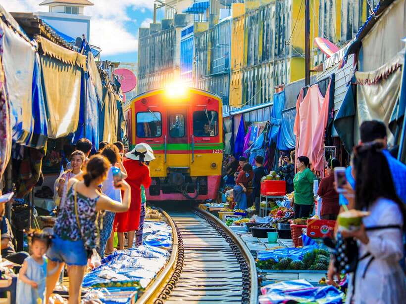Bangkok: Maeklong Railway & Amphawa Floating Market Day Trip - Amphawa Floating Market: What You’ll Actually Do There