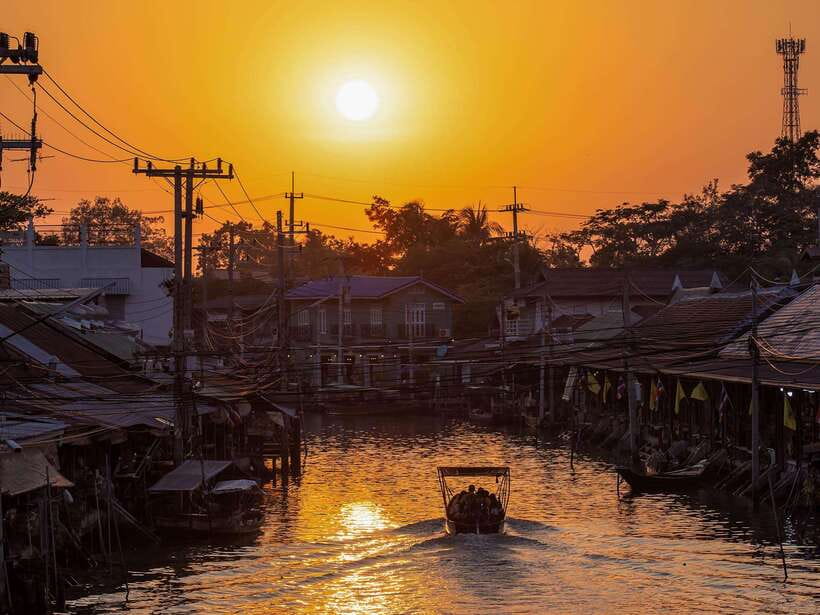 Bangkok: Maeklong Railway & Amphawa Floating Market Day Trip - Where You Meet and How Pickup Works (So You Don’t Lose Time)