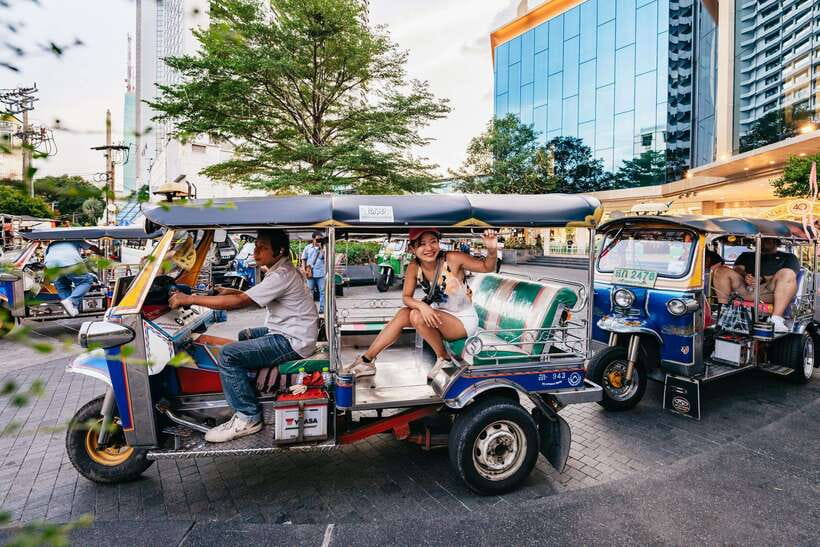 Bangkok: Michelin Guide Street Food Tour by Tuk Tuk - Yaowarat Road and Pa Tong Go doughnuts