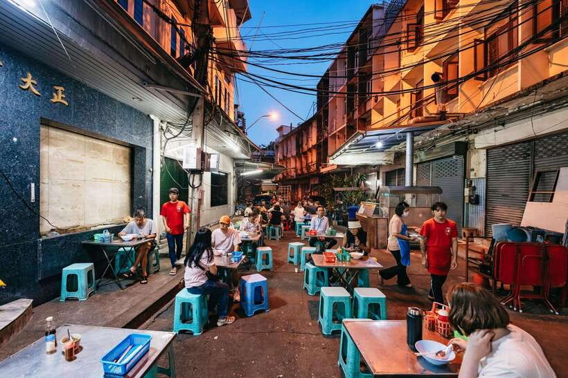 Bangkok: Michelin Guide Street Food Tour by Tuk Tuk - Rajadamnoen Avenue sights and moving through Chinatown with the right pace