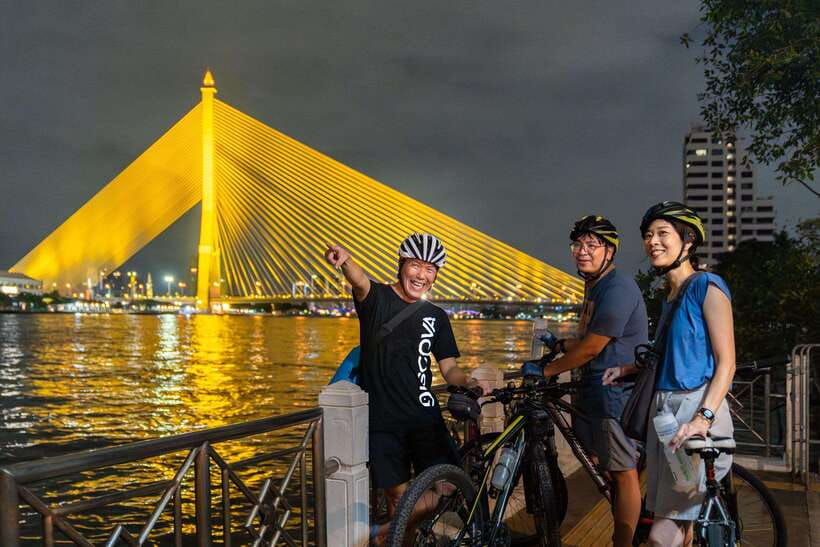 Bangkok: Night Bike Tour with Temples & Flower Market Visit - Getting Started at Discova Shop: Bike Fit, Then Off the Main Roads