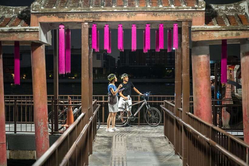 Bangkok: Night Bike Tour with Temples & Flower Market Visit - Grand Palace Area by Floodlights, Sanam Luang Views, and the Giant Swing Finale