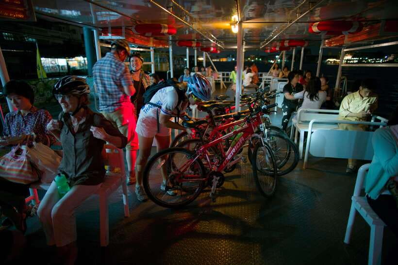 Bangkok: Night Bike Tour with Temples & Flower Market Visit - Why Night Cycling Works So Well in Bangkok