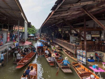 Bangkok: Railway and Floating Market Tour with Dragon Temple - Damnoen Saduak Floating Market Boat Ride: Slow Views, Fast Food Decisions