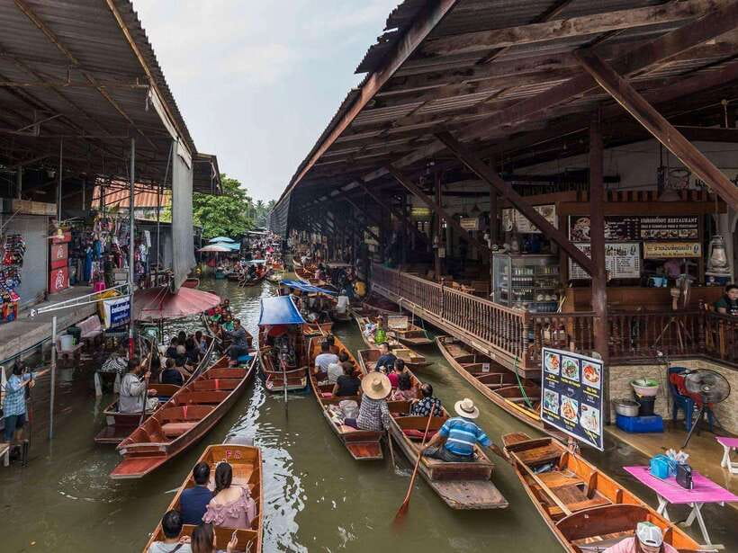Bangkok: Railway and Floating Market Tour with Dragon Temple - Damnoen Saduak Floating Market Boat Ride: Slow Views, Fast Food Decisions