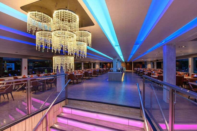 Bangkok: Royal Princess River Dinner Cruise with Live Music - Rooftop Deck vs Air-Conditioned Deck: Your View Plan