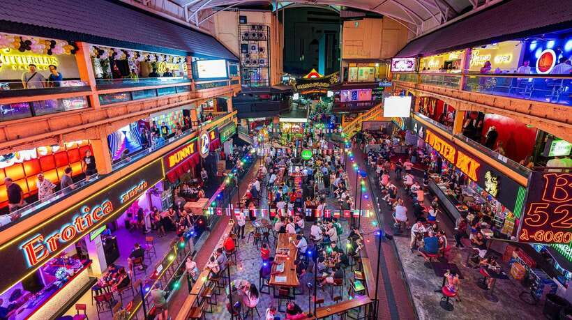 Bangkok: Soi Cowboy, Nana, Soi 11, Rooftops, Clubs & Go Go’s - Aces nightclub: high energy and immersive lighting