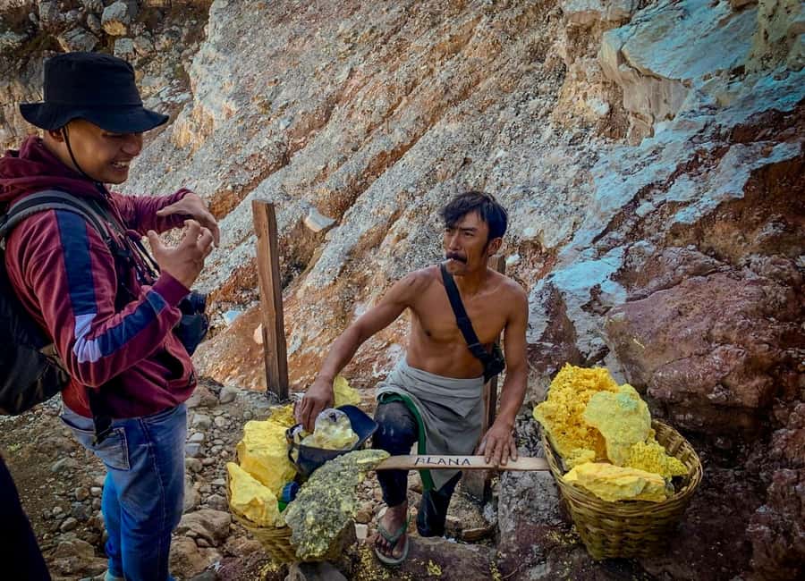 Banyuwangi/Bali: Ijen Volcano Midnight Blue Fire Guided Tour - Sunrise Viewpoint: Coffee, Photos, and the Lake from Above