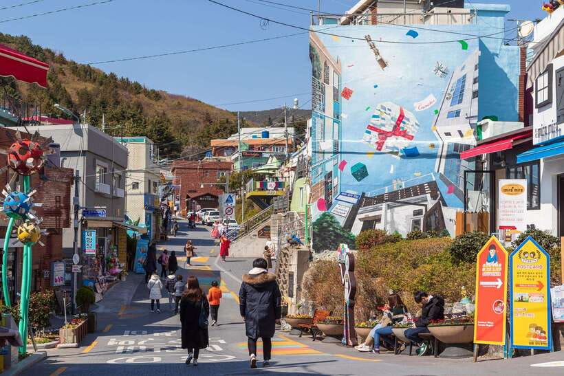 Busan: Coastal Treasures Beach Train, Culture Village & More - Mipo Station Lunch Break: Eat Where the Foot Traffic Is