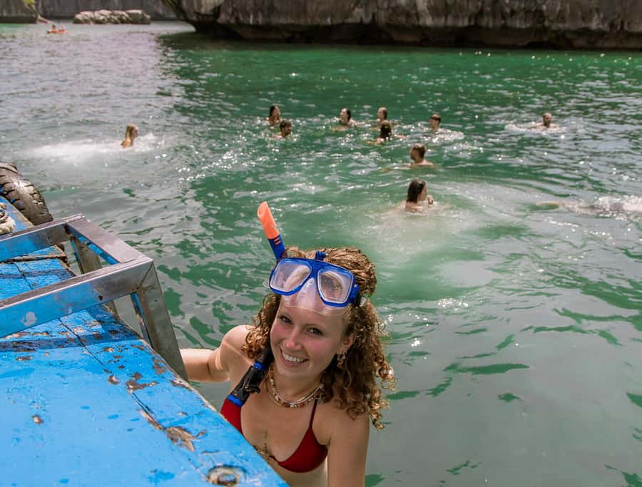 Cat Ba: Lan Ha & Ha Long Bay Kayak & Snorkel Boat Tour - Lunch on the boat: seafood plus a real vegetarian option