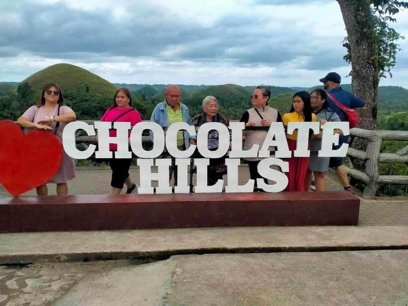 Cebu City: Bohol Countryside Tour with Loboc Cruise Lunch - Chocolate Hills viewpoint: the photos are easy; the timing is not