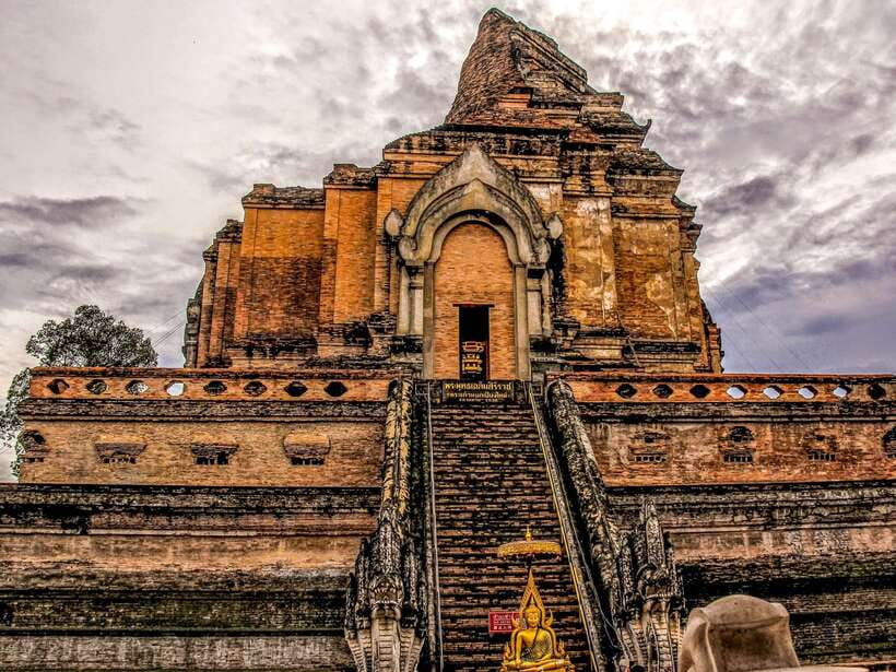 Chiang Mai: 3 Hour Old City and Temples Guided Walking Tour - Wat Chedi Luang: the giant stupa and Lanna-style details up close