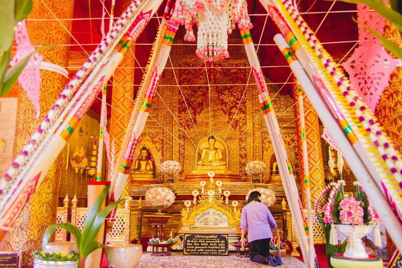 Chiang Mai: 3 Hour Old City and Temples Guided Walking Tour - The quieter middle: Wat Phan Tao and Wat Phan Lao’s contrast