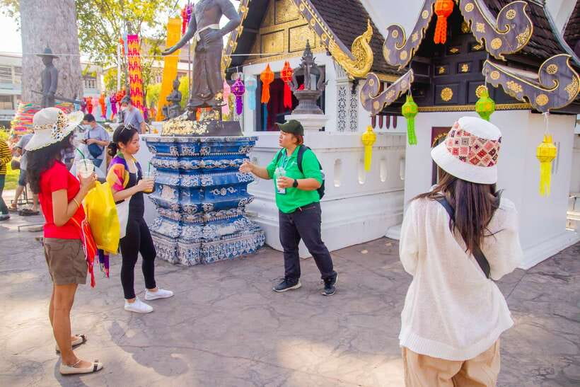 Chiang Mai: 3 Hour Old City and Temples Guided Walking Tour - How the guide changes the experience (and why it shows in reviews)