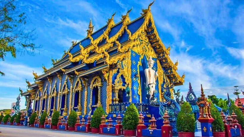 Chiang Mai: Chiang Rai Temples, Golden Triangle & Boat Tour - Wat Rong Khun (White Temple): what to look for in your 1-hour visit