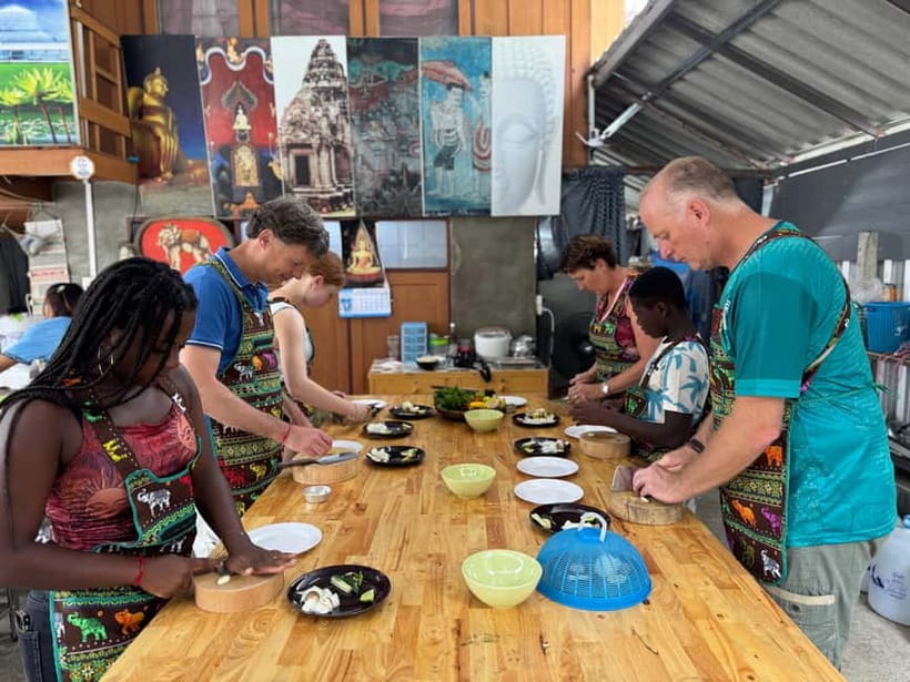 Chiang Mai: Cooking Class with Market and Pickup - The small-group size that keeps you from getting lost