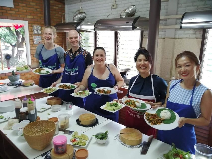 Chiang Mai: Evening Cooking Class and Local Market Visit - The Market Stop and Organic Garden Walk: Learning What Thai Cooks Buy