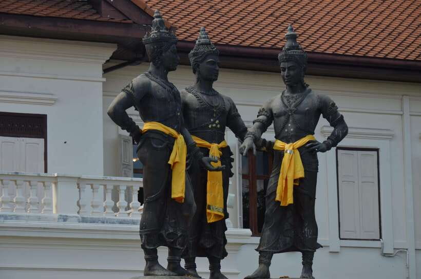 Chiang Mai: Historic Temples and City Guided Walking Tour - Wat Phra Singh: Lanna Architecture Up Close