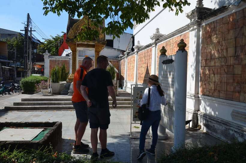 Chiang Mai: Historic Temples and City Guided Walking Tour - Wat Chedi Luang: The Ruined Chedi and the Buddha Inside