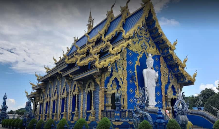 Chiang Rai: White, Blue, Red Temples, Long Neck Tour - Temple etiquette: how to avoid the awkward moments
