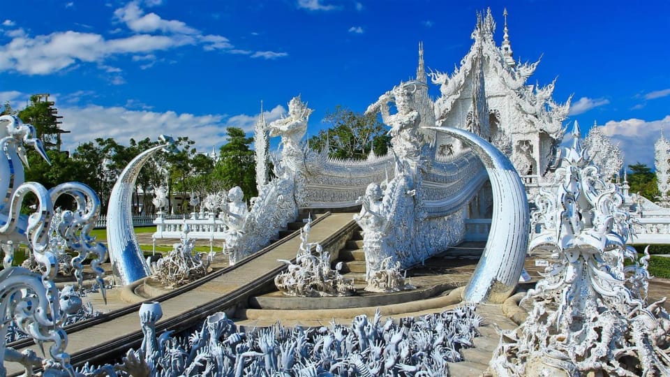 Chiang Rai: White, Blue, Red Temples, Long Neck Tour - Huay Pla Kang (Red Temple): 9-floor pagoda and giant Buddha