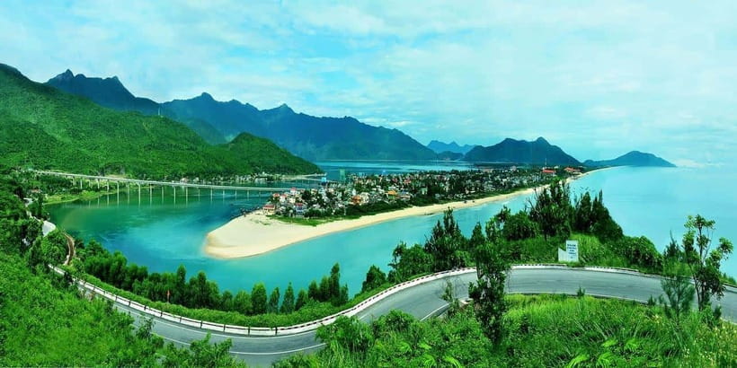 Da Nang: Hue Imperial Day Trip, Hai Van Pass Train, & Lunch - Thien Mu Pagoda on the Perfume River: the stop that adds calm