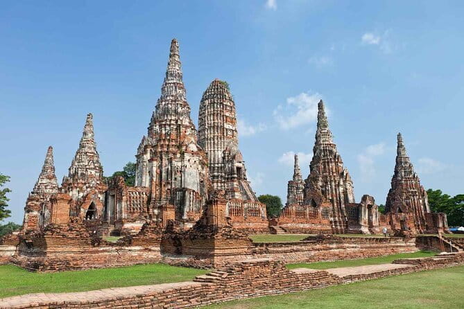 Day Trip to Bangkok Floating Market & Maeklong Railway - The guides, the group size, and what that means for your experience