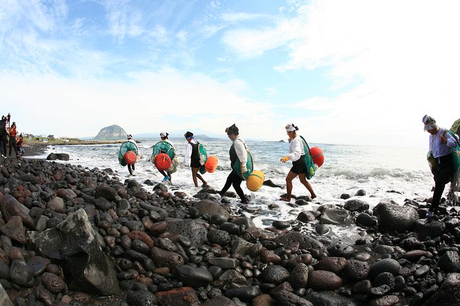 East Jeju Essentials – Seongsan Ilchulbong (UNESCO) & Haenyeo - Umutgae Coast Haenyeo Performance: Oxygen-Free Plunges