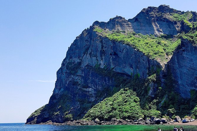 East Jeju Essentials – Seongsan Ilchulbong (UNESCO) & Haenyeo - Price, Pacing, and Getting the Most from a 9-Hour Loop
