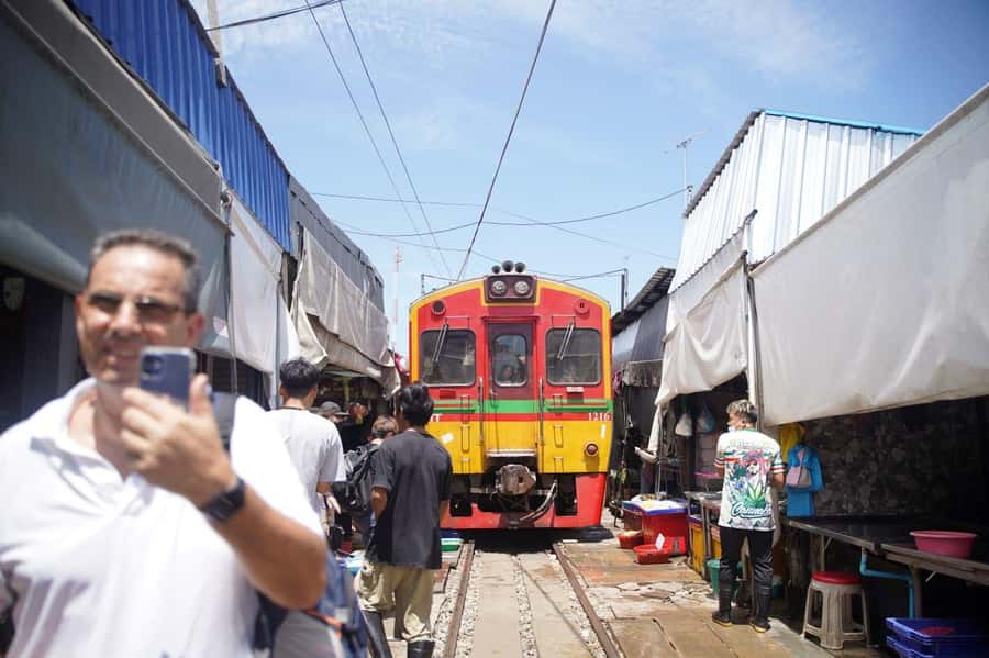 From Bangkok: Floating Market and Ayutthaya Guided Day Tour - From River City meeting point to an early start in the van