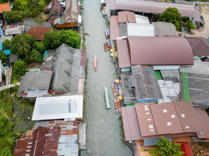 From Bangkok: Railway & Damnoen Saduak Floating Market Tour - Lao Tuk Luck (Old Damnoen Saduak): a calmer floating step