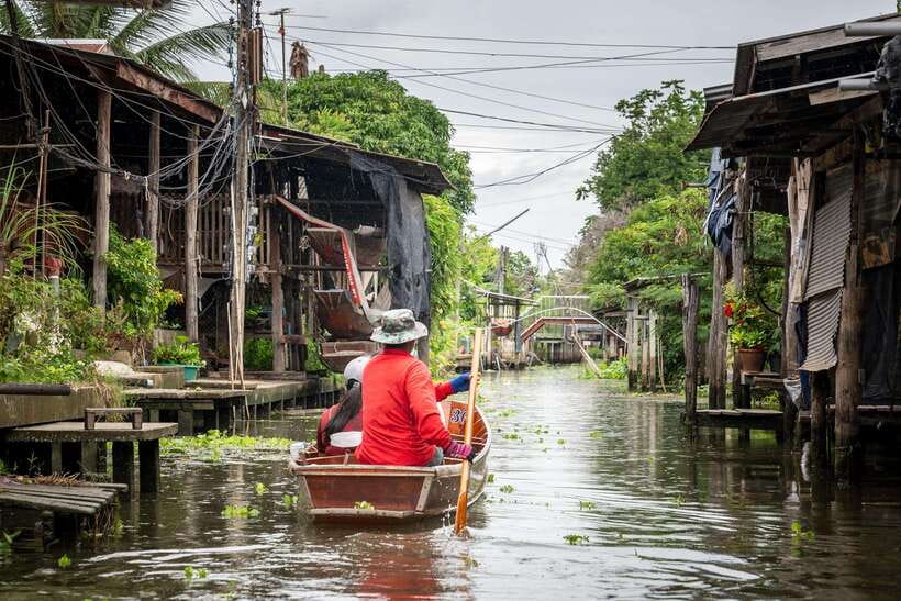 From Bangkok: Railway & Damnoen Saduak Floating Market Tour - Baan Tao Thai Derm and the sugar palm stop: coconut to sweet