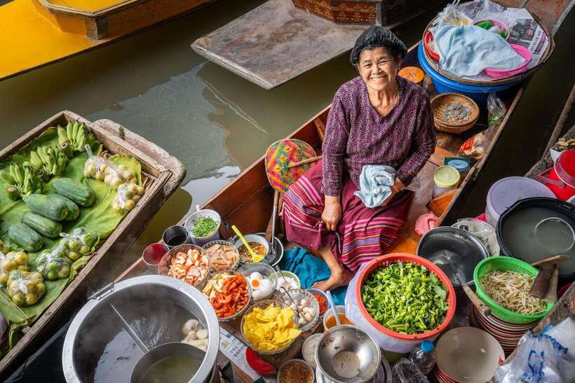 From Bangkok: Railway & Damnoen Saduak Floating Market Tour - Mae Klong Railway Market: the “umbrella pulldown” moment