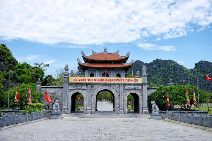 From Hanoi: Full-Day Ninh Binh Highlights Small Group Tour - Mua Cave and the 500 steps: the view is worth the burn