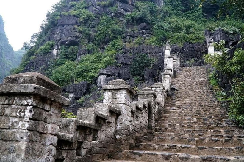 From Hanoi: Tam Coc Boat Trip and Hoa Lu & Mua Cave Tour - Guides: the difference between a checklist and a story day