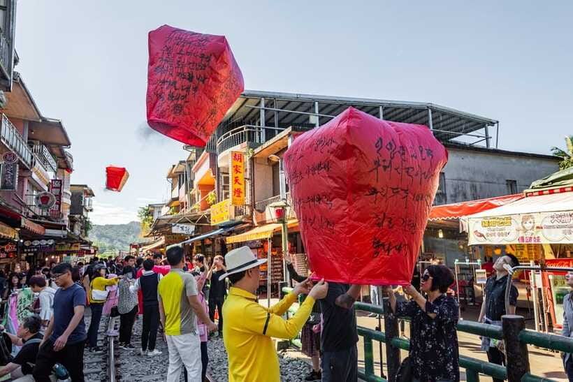 From Taipei: Shifen, Jiufen, and Yehliu Guided Day Trip - Weather and Schedule Changes: How to Stay Calm When Plans Bend