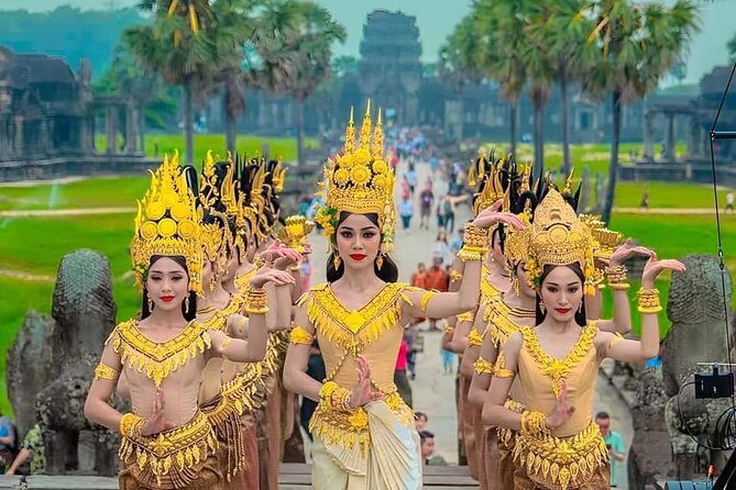Full-Day Temples of Angkor Small Group Tour - Ta Prohm: the jungle takeover and the “Tomb Raider” feel