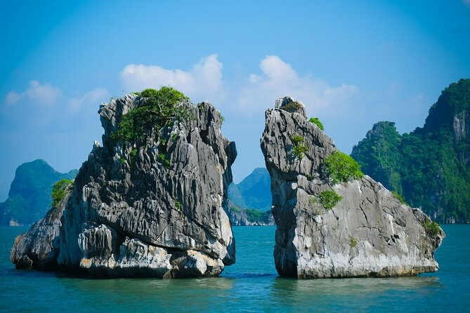 Ha Long Bay Cruise Day Tour-Cave, Kayaking,Ti top island & Lunch - Sung Sot (Surprise) Cave: Stairs, Short Pressure, Big Reward