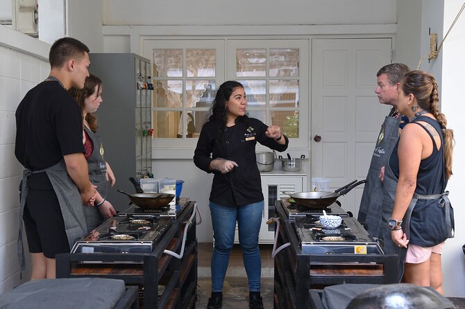 Hands-on Thai Cooking Class & Market Tour in Sukhumvit - Sitting down to your meal: why the timing matters